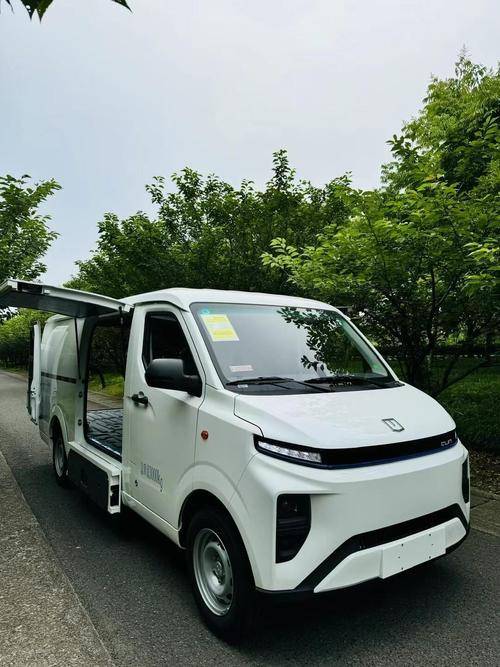 熊猫体育：适合城市通勤的家用车灵活穿梭不堵车(图1)